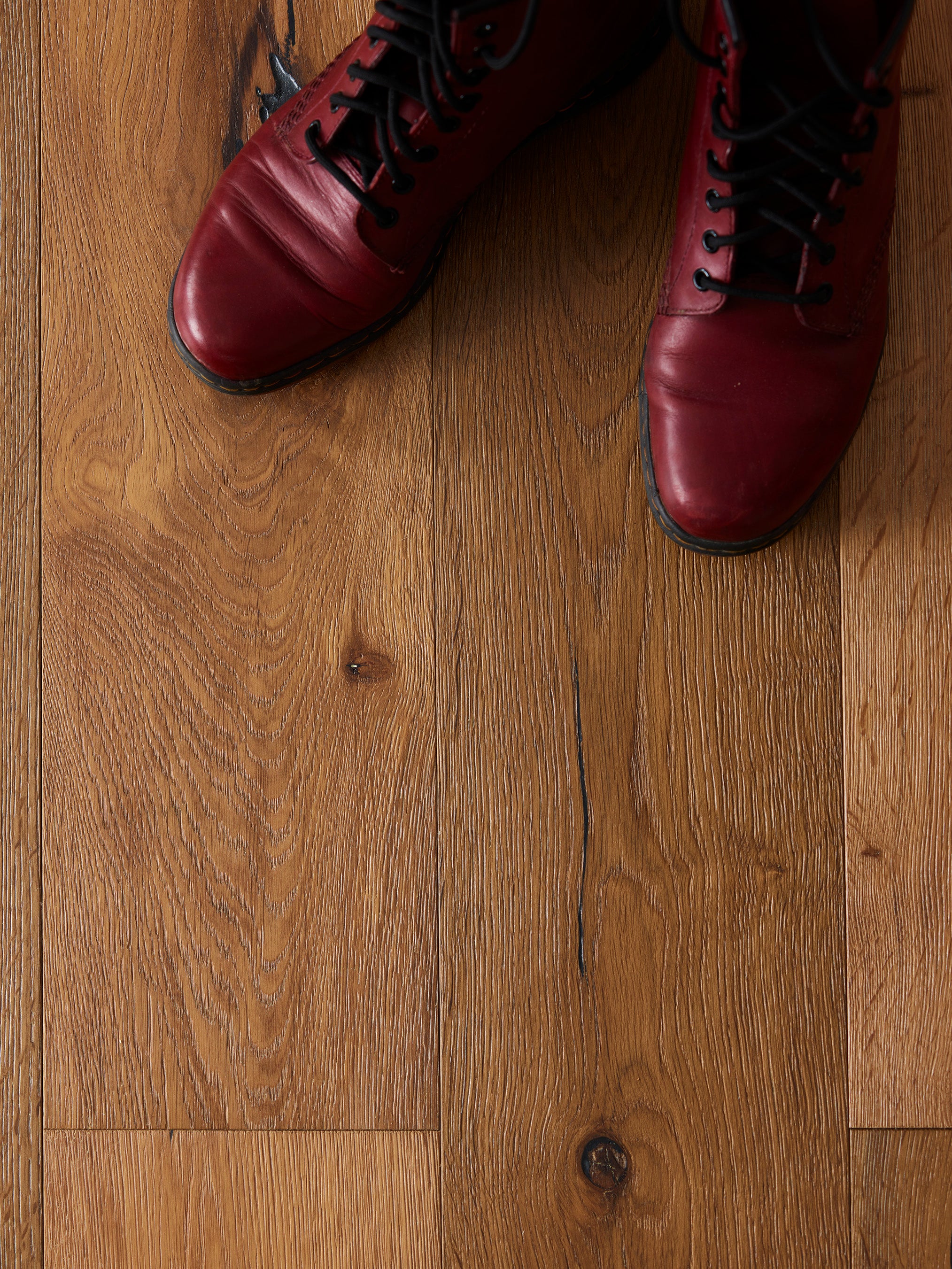 14(3)x190x1900 Smoked Brushed Light White Engineered Oak Flooring L1002