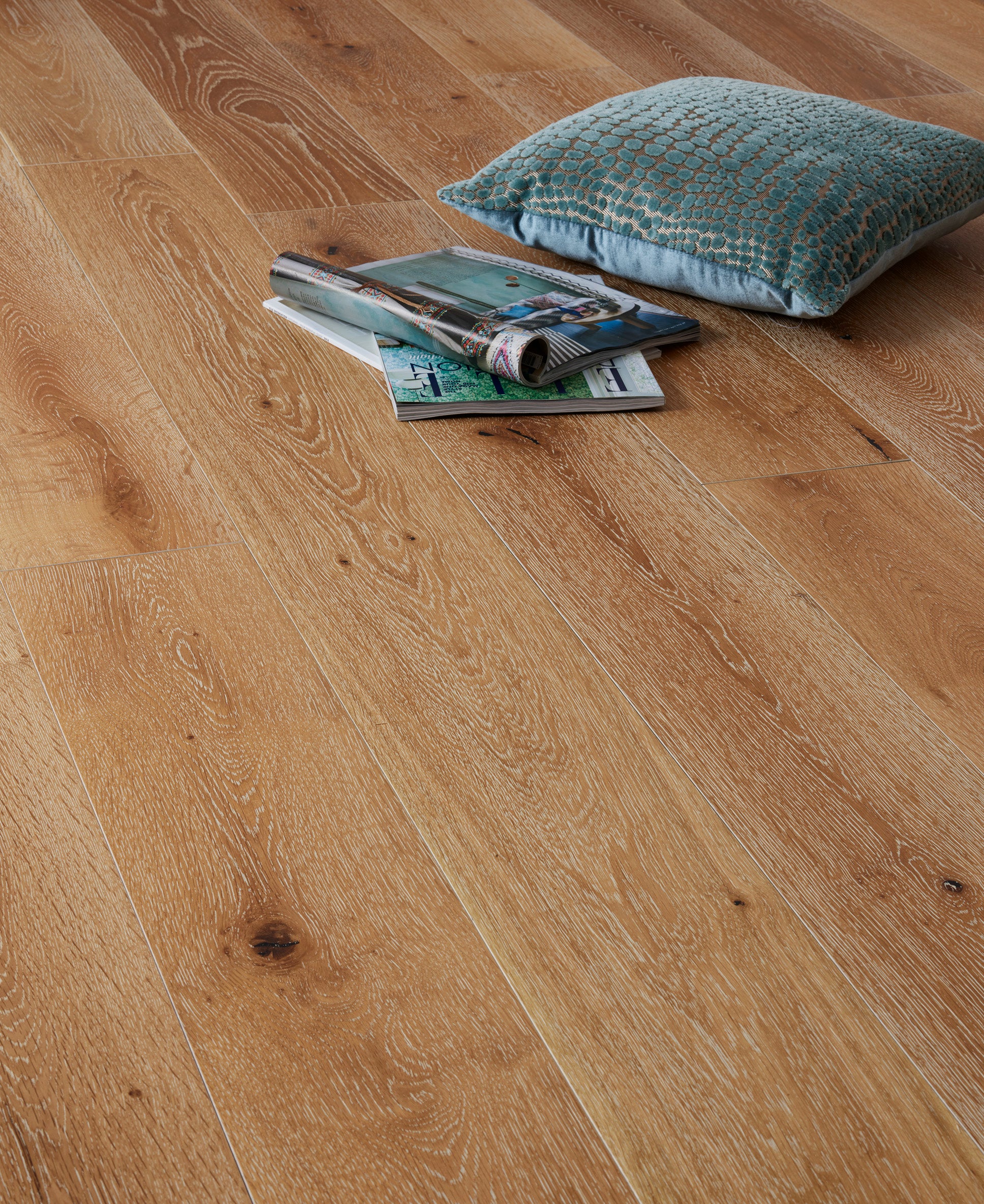 14(3)x190x1900 Brushed Limed Oiled Engineered Oak Flooring L1005