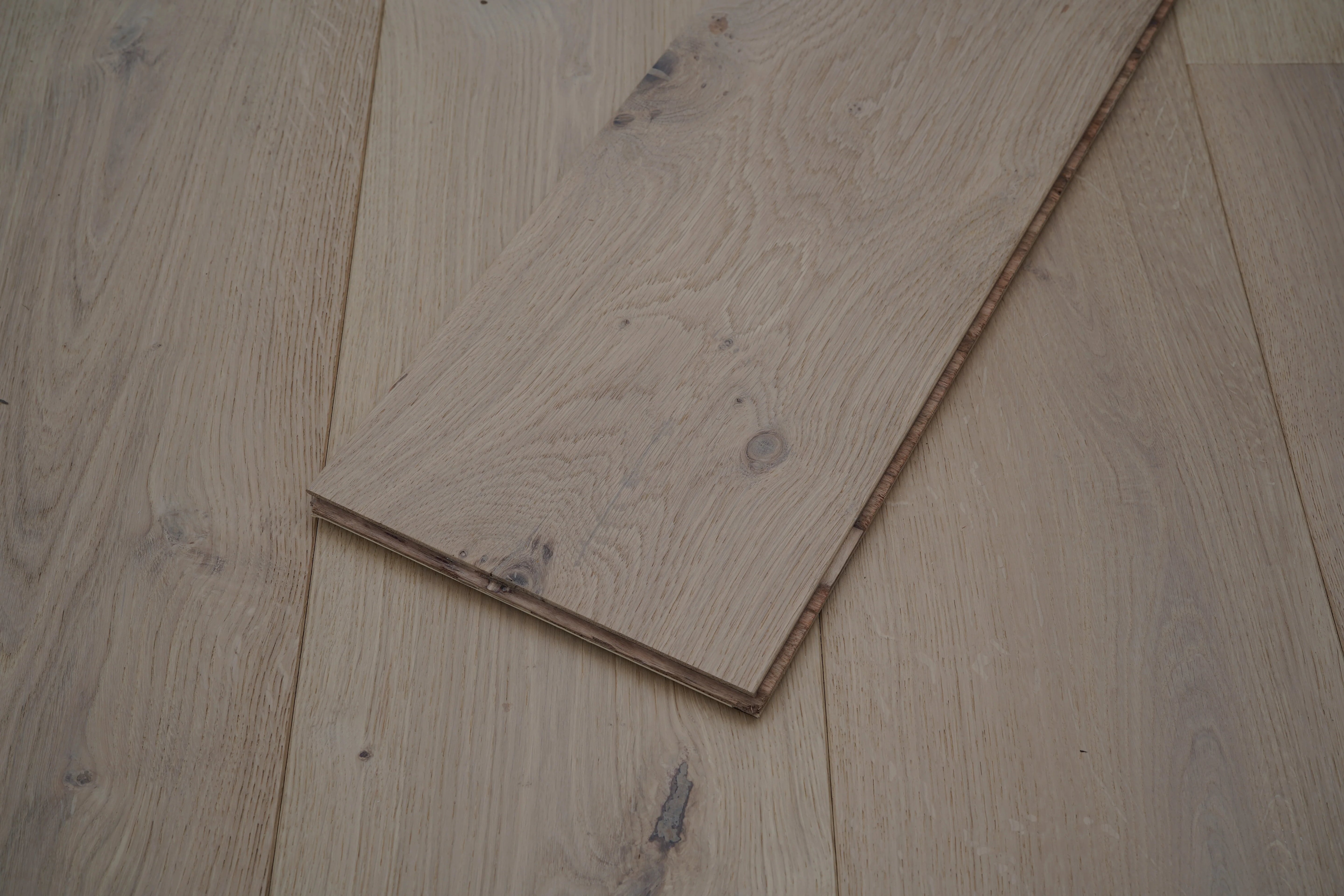 14(3)x220 Invisible Lacquered Rustic Engineered Oak Flooring - 2.904m2